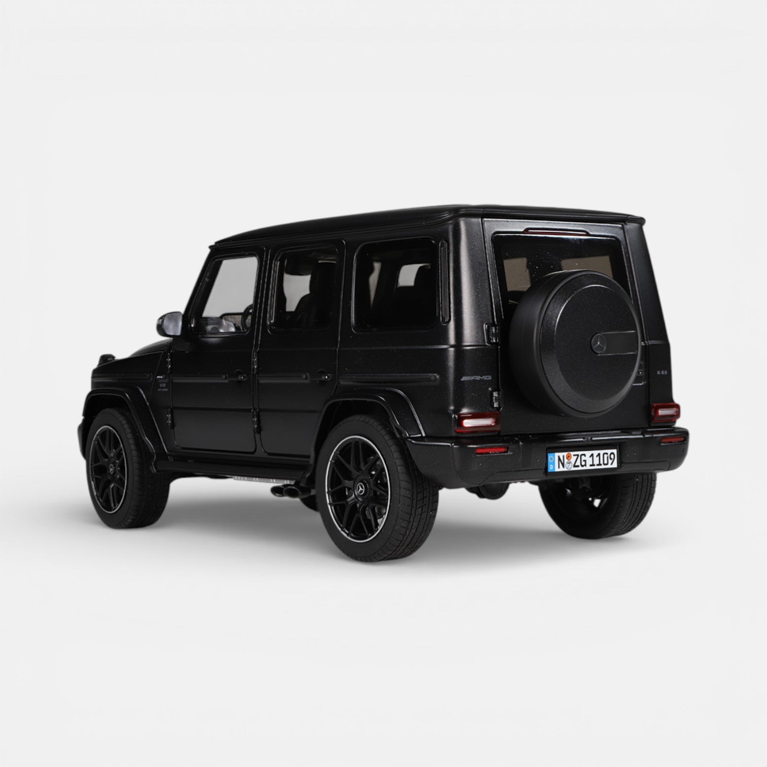 nzg-mercedes-amg-g-63-4x4-modellauto-1-18-polarwhite image 8