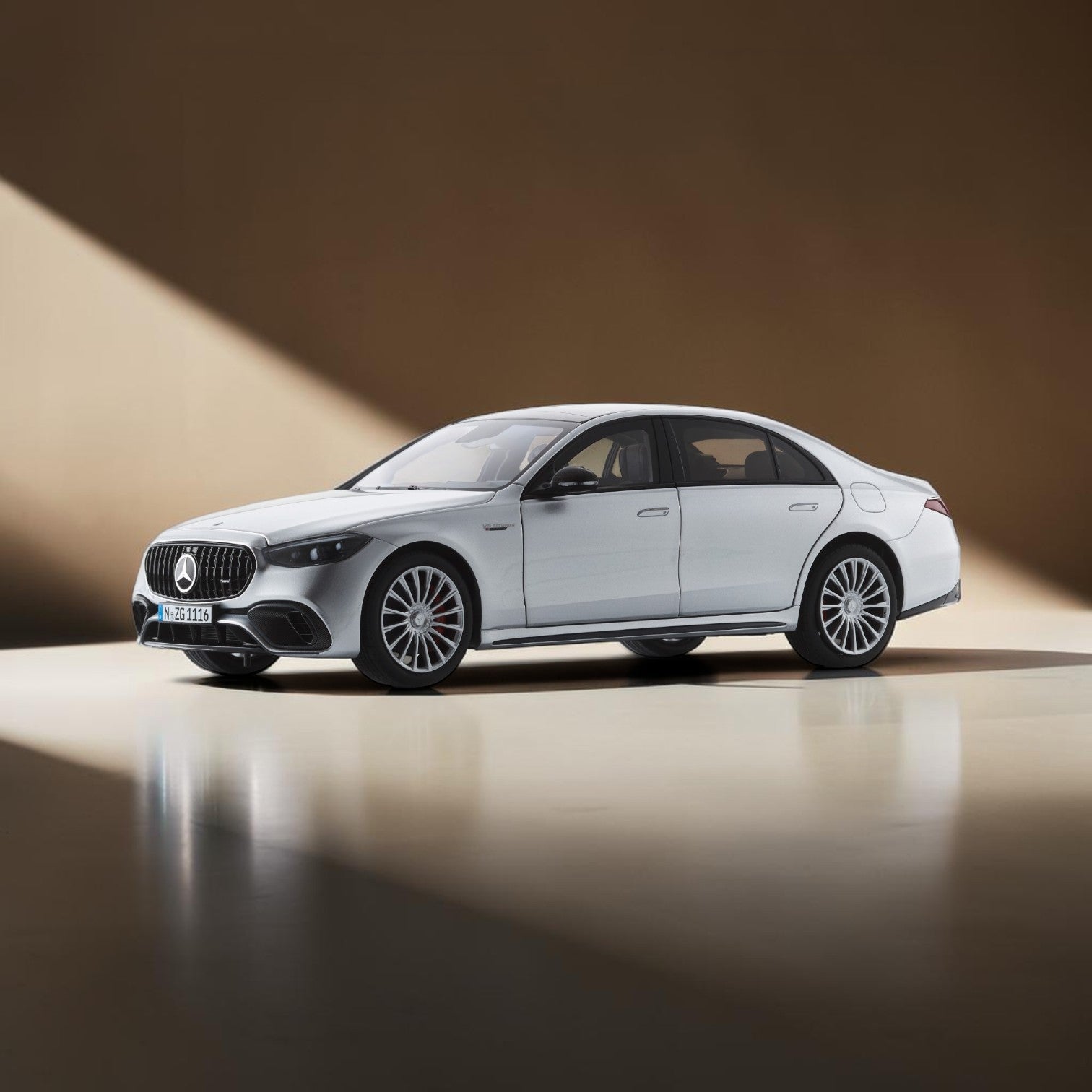 nzg-mercedes-amg-s-63-e-performance-modellauto-1-18-silber image 1