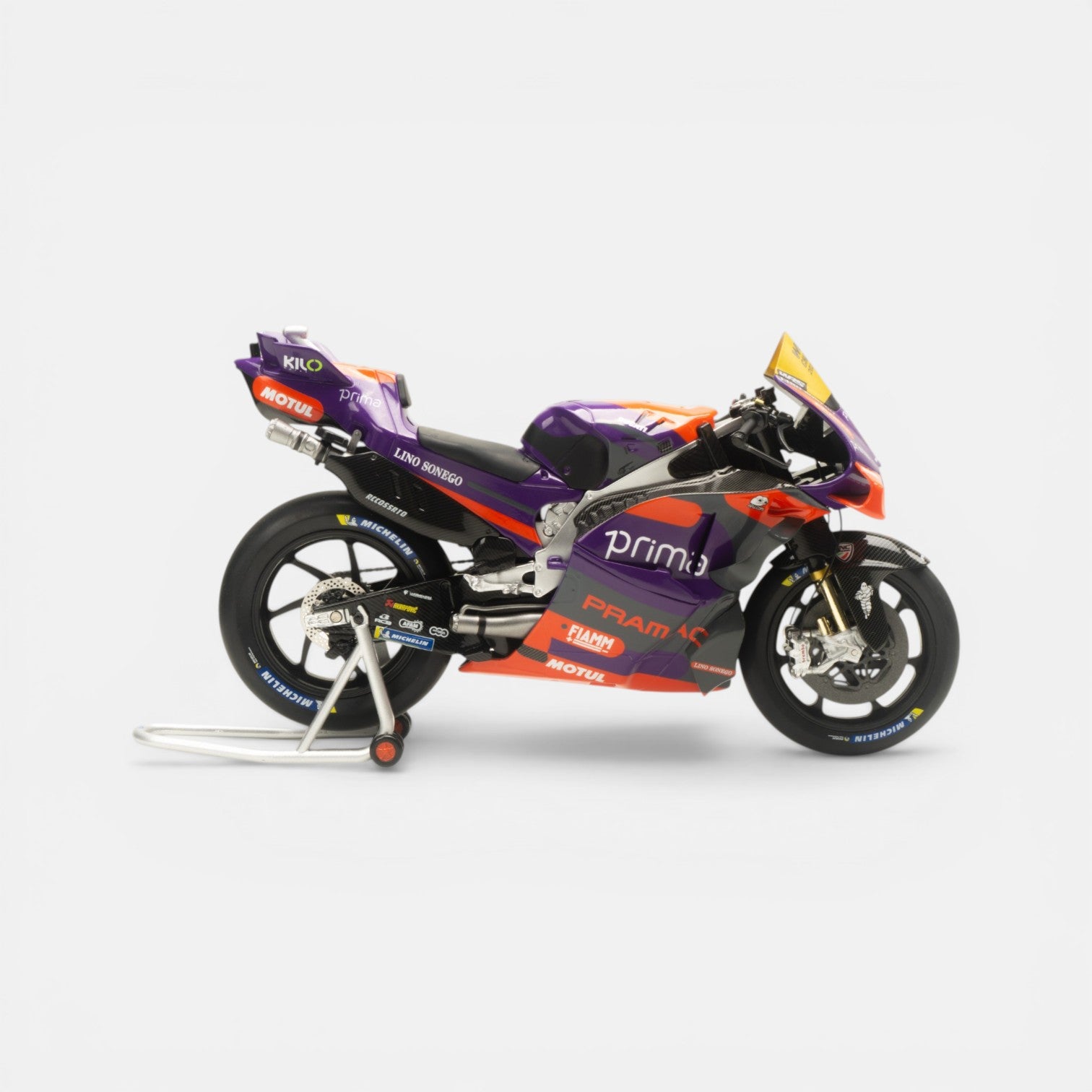 nzg-pramac-ducati-gp24-fim-awards-1-modellmotorrad-1-12 image 6
