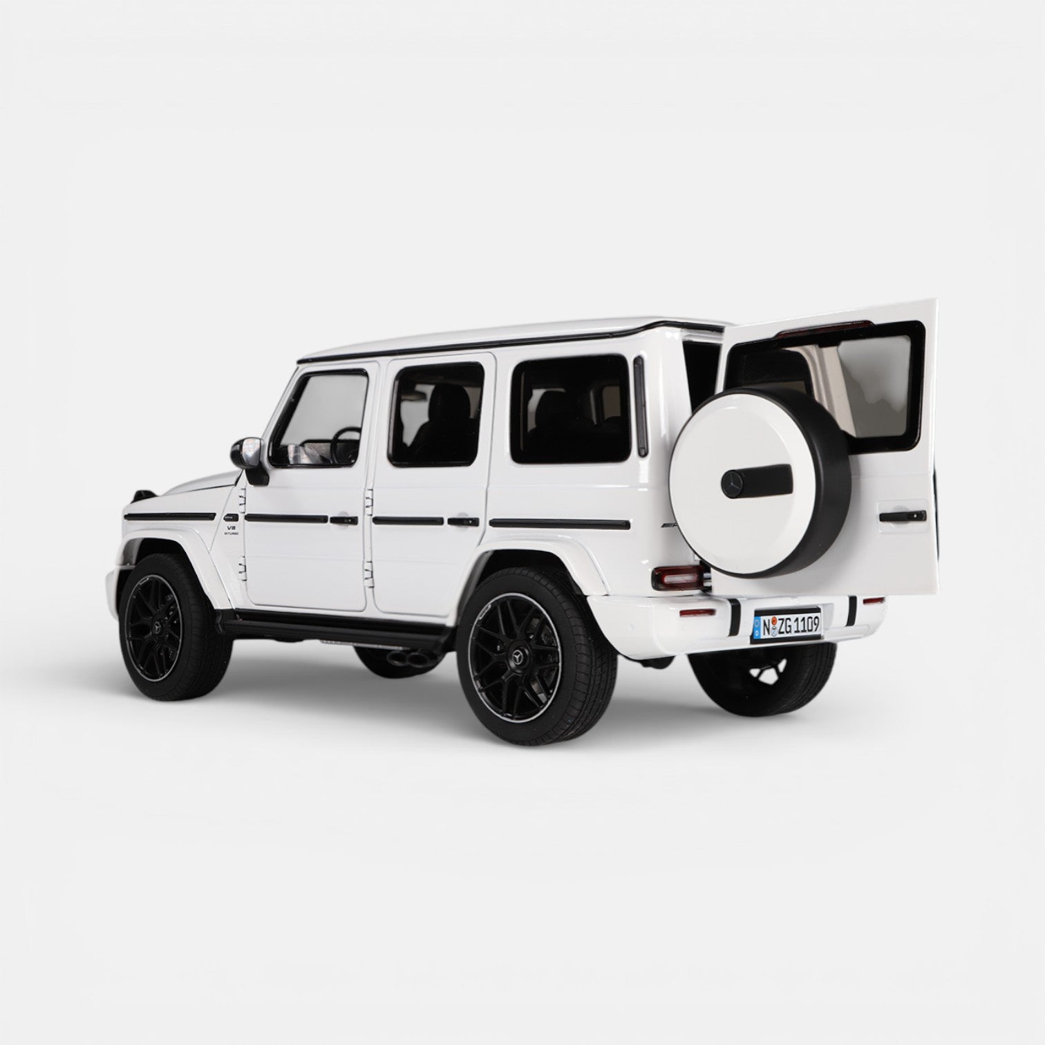 nzg-mercedes-amg-g-63-4x4-modellauto-1-18-polarwhite image 4