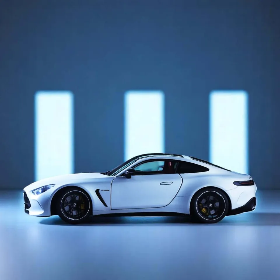 nzg-mercedes-amg-gt-63-automodell-1-18-opalithwei image 1