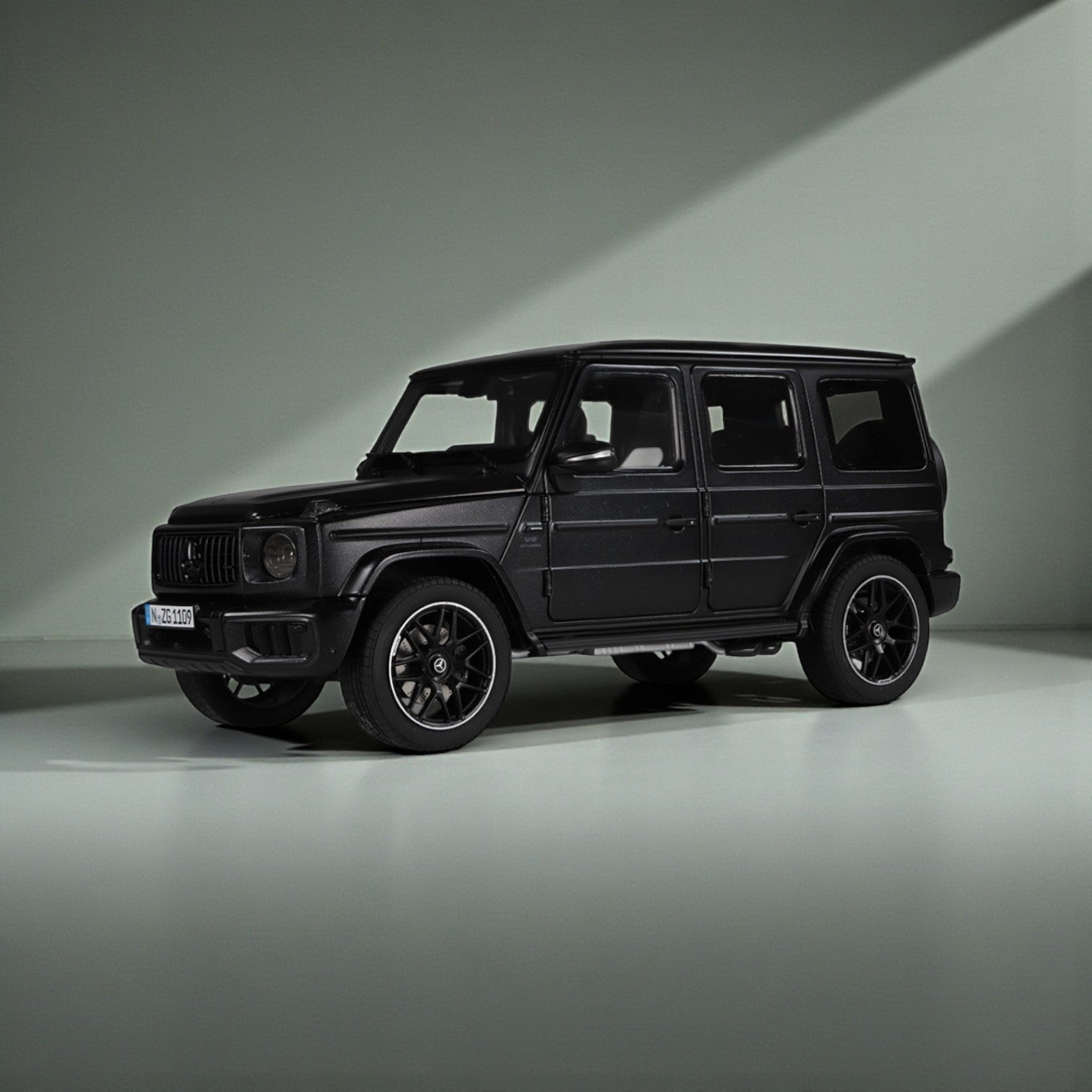 nzg-mercedes-amg-g-63-4x4-modellauto-1-18-polarwhite image 6