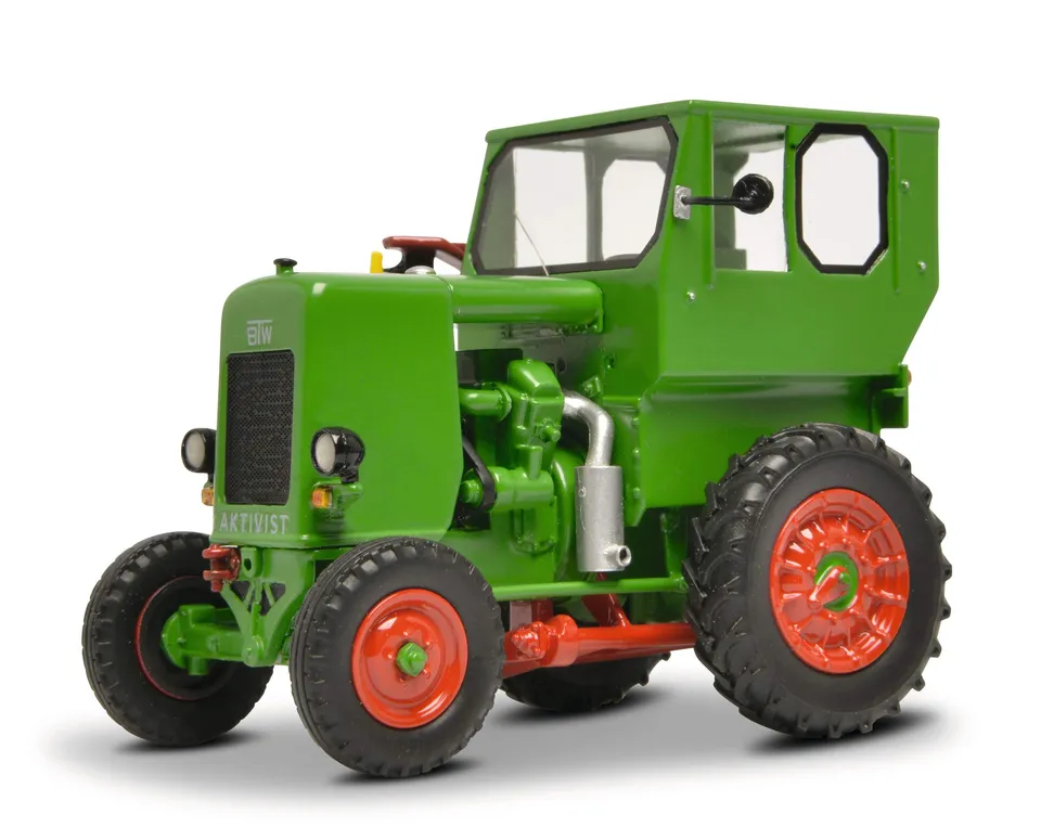 schuco-pro-r32-ifa-rs-03-aktivist-traktor-1-32-gr-n image 1