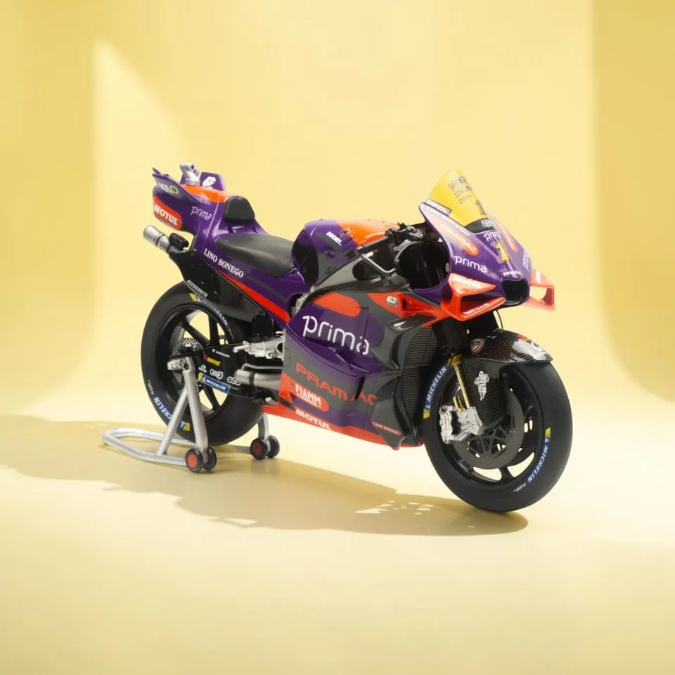 nzg-pramac-ducati-gp24-fim-awards-1-modellmotorrad-1-12 image 1