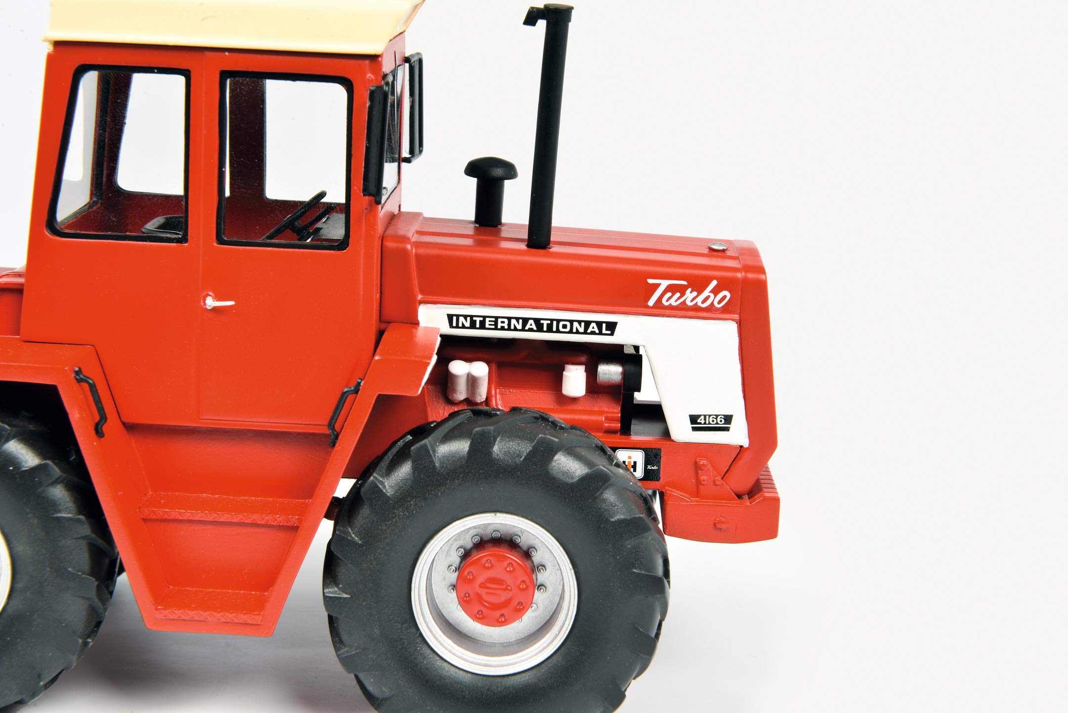 schuco-pro-r32-international-4166-traktor-1-32-rot-limitiert image 3