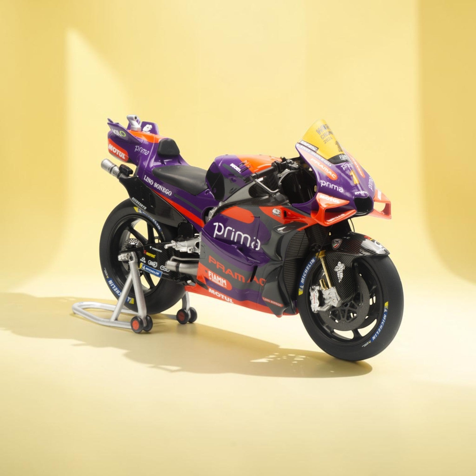 nzg-pramac-ducati-gp24-fim-awards-1-modellmotorrad-1-12 image 1
