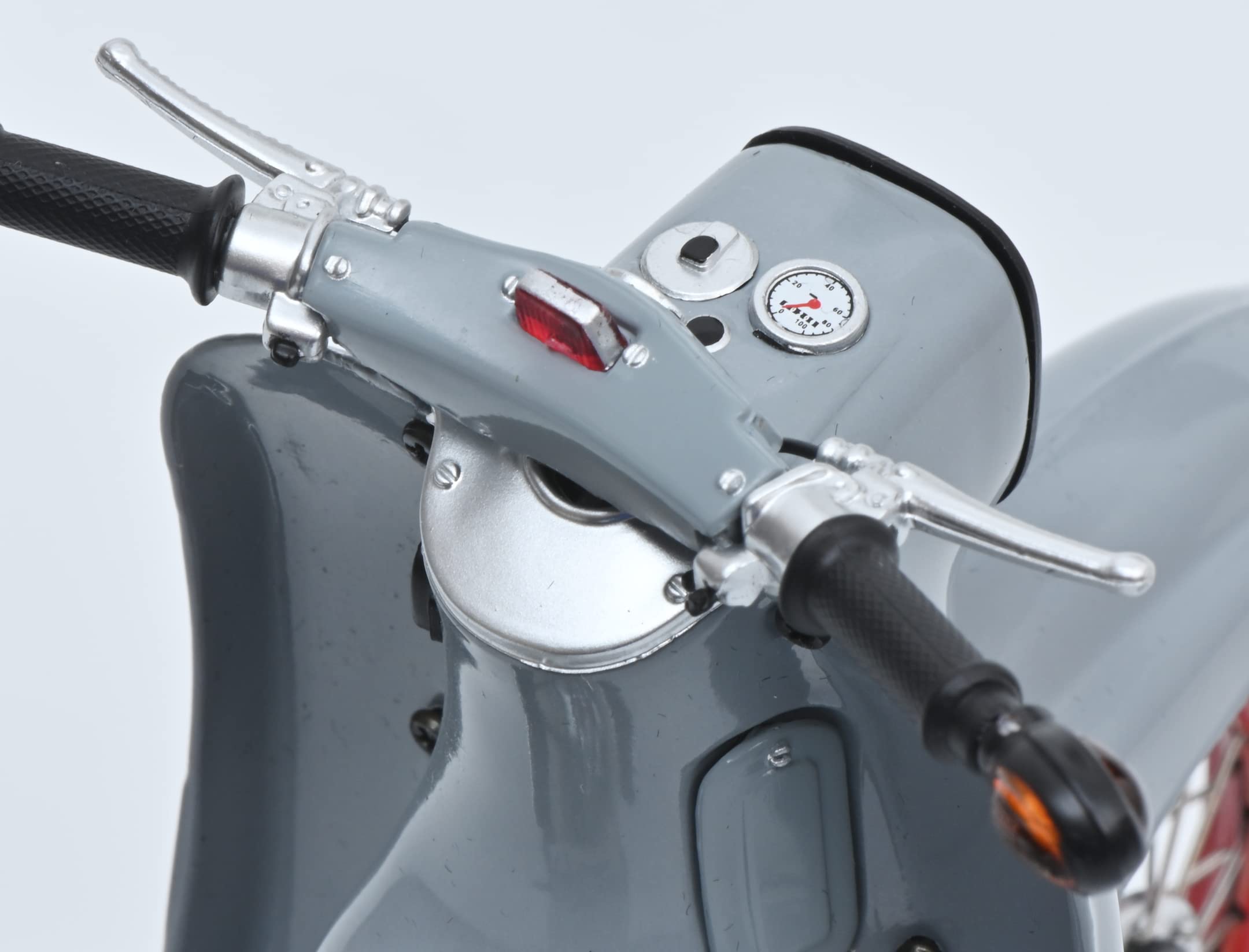 schuco-edition-simson-schwalbe-custom-iii-moped-1-10-grau-rot image 4
