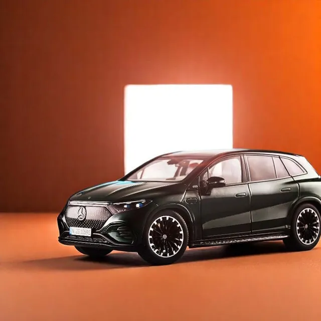 nzg-mercedes-eqs-suv-amg-line-modellauto-1-18-smaragdgr-n image 1