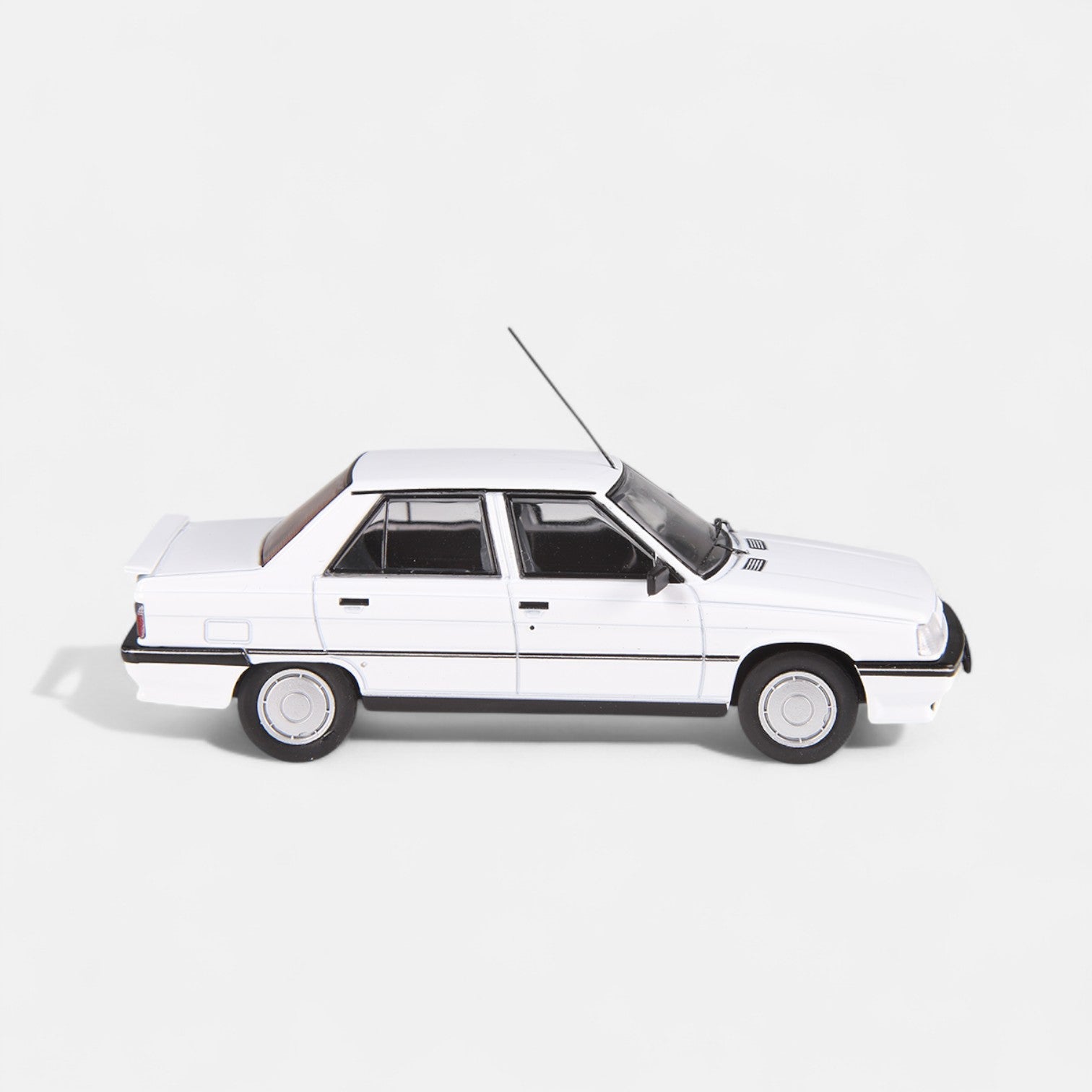 nzg-cars-renault-9-gtl-modellauto-weiss-1-43-limitiert image 4