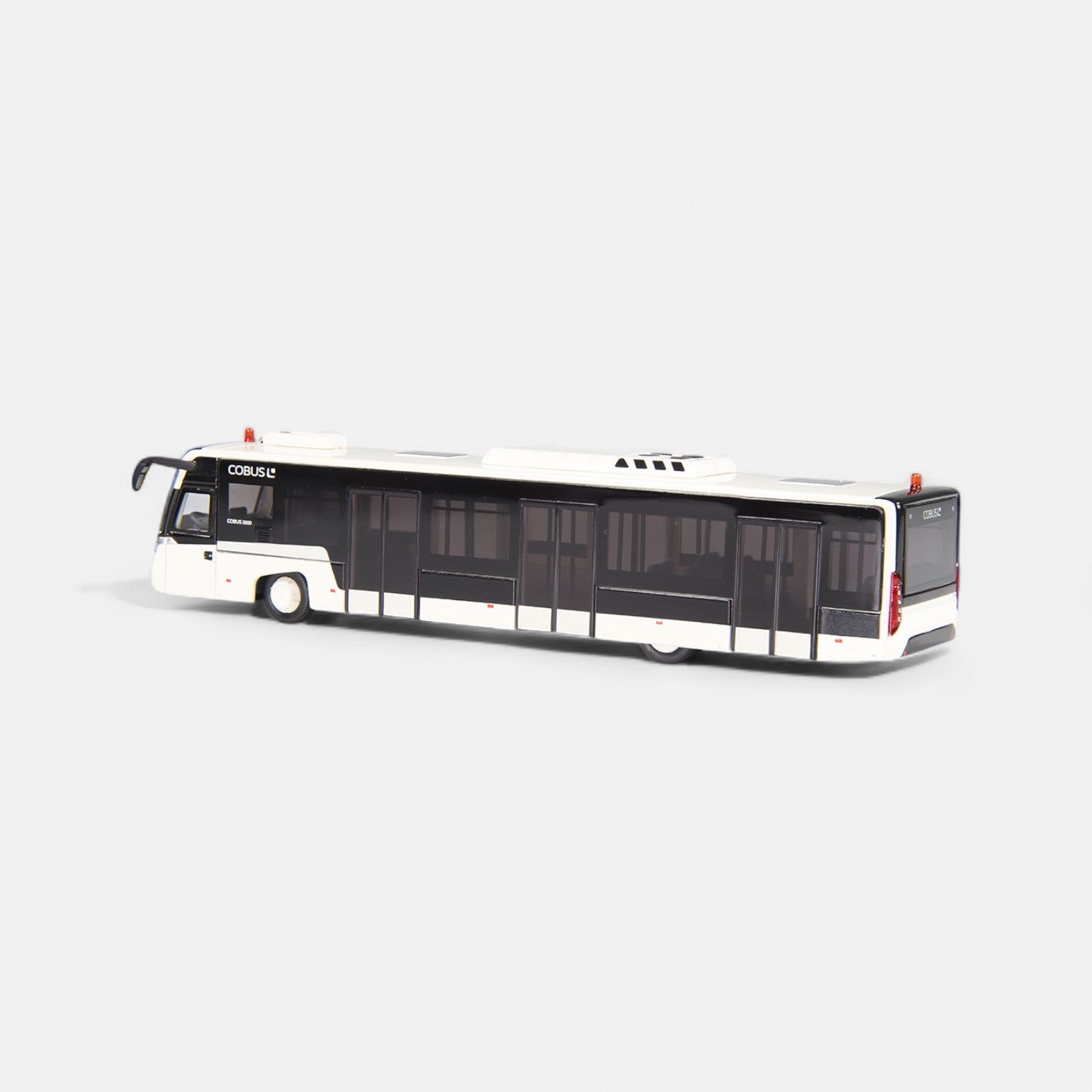 nzg-cobus-3002-flughafenbus-modell-1-87-wei image 3