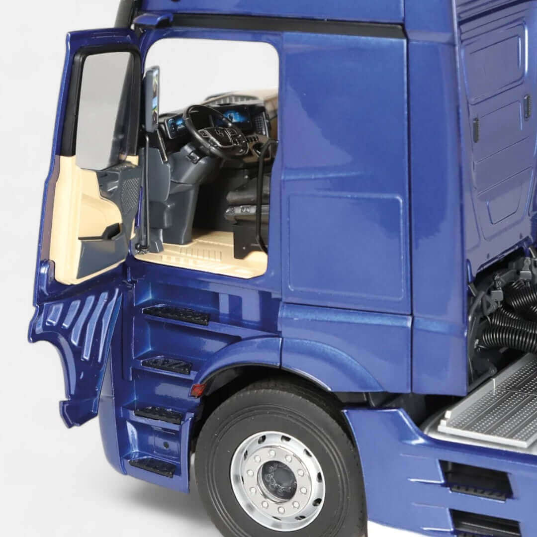 nzg-mercedes-actros-gigaspace-4x2-truck-1-18-blau image 5