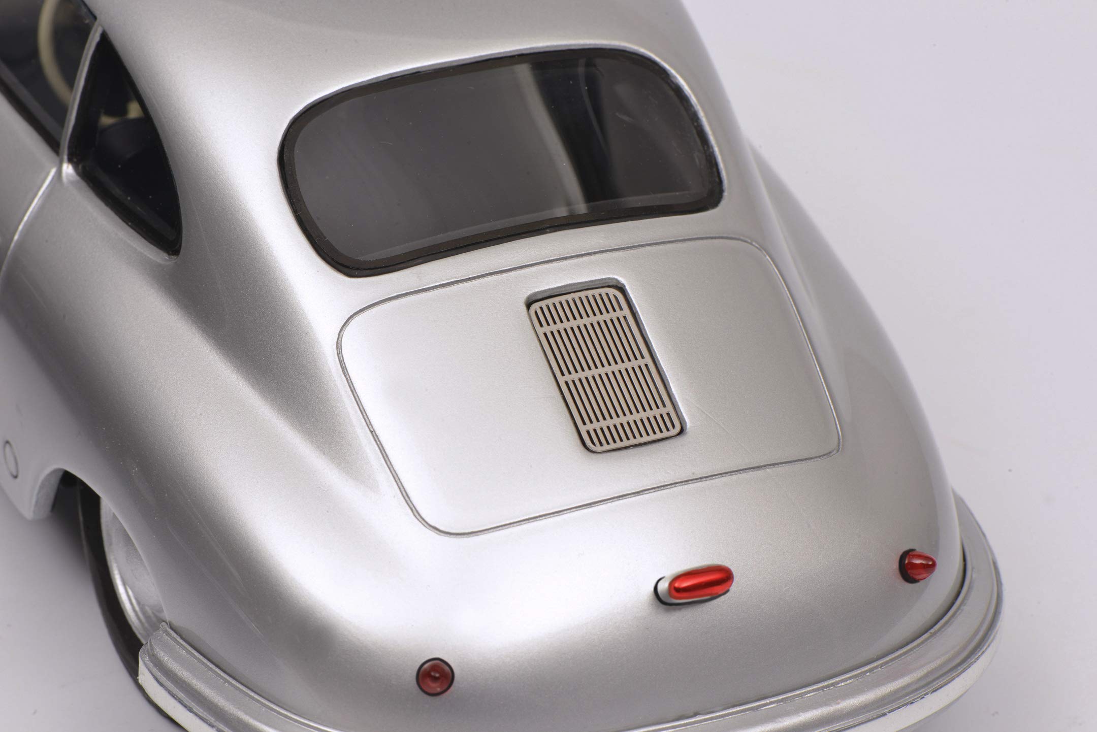schuco-pro-r18-porsche-356-gm-nd-coup-modellauto-1-18-silber image 3