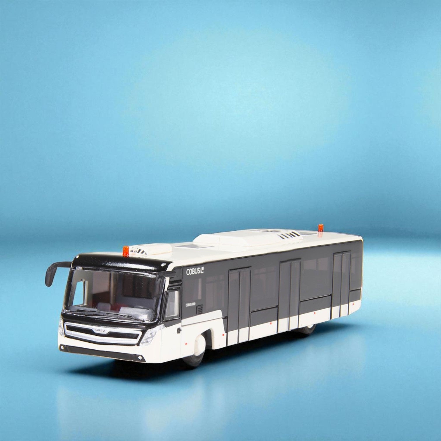 nzg-cobus-3002-flughafenbus-modell-1-87-wei image 1