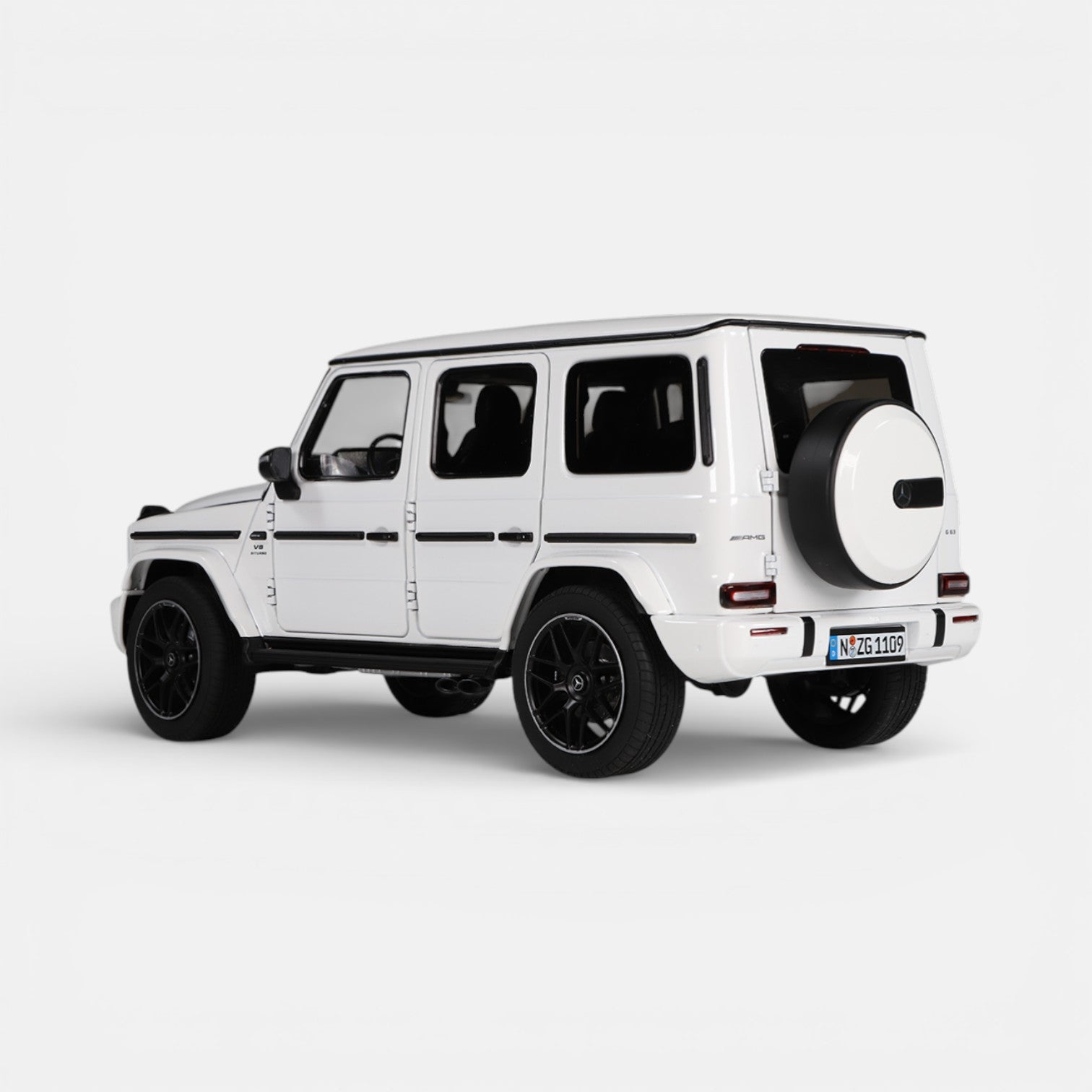 nzg-mercedes-amg-g-63-4x4-modellauto-1-18-polarwhite image 2
